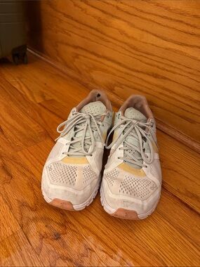On Cloud Running Shoes Size 7